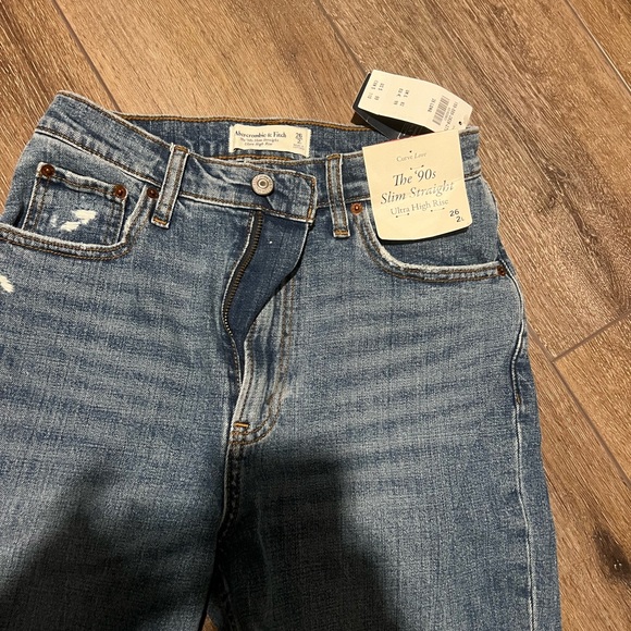 NWT Abercrombie 90s Slim Straight Ultra High Rise Curve Love - 26 Long - Picture 2 of 3